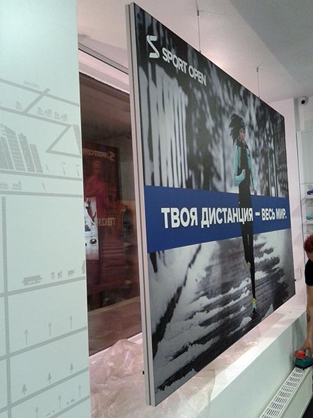 Монтаж двухстороннего короба на подвесы в магазине
